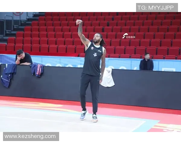 男篮蓝队迎战立陶宛全力争胜展现团队实力与战术配合